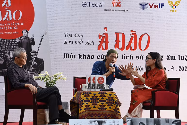 Nhà nghiên cứu Bùi Trọng Hiền chứng minh sự hiểm hóc của hệ âm luật trong hát ả đào.