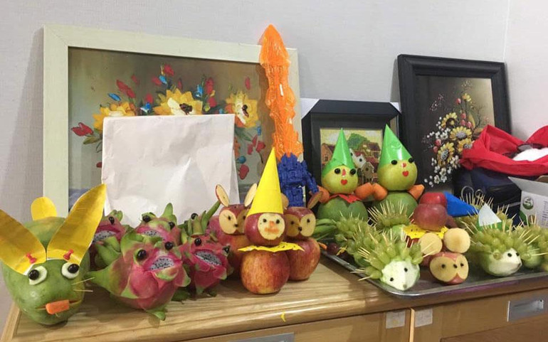 Trái cây tạo thành hình các con vật để chuẩn bị cho mâm ngũ quả.