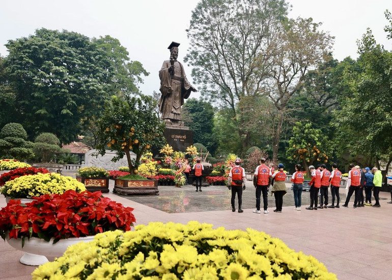 Khu vực tượng đài Lý Thái Tổ rực rỡ sắc xuân sáng đầu năm Giáp Thìn.