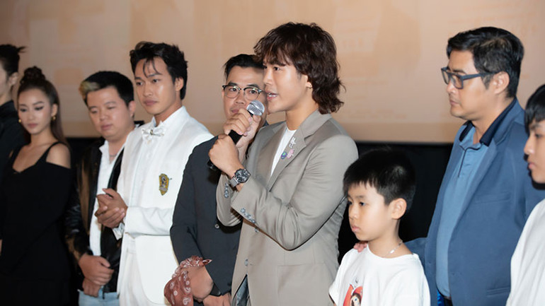 Đoàn làm phim chia sẻ, giao lưu với khán giả.