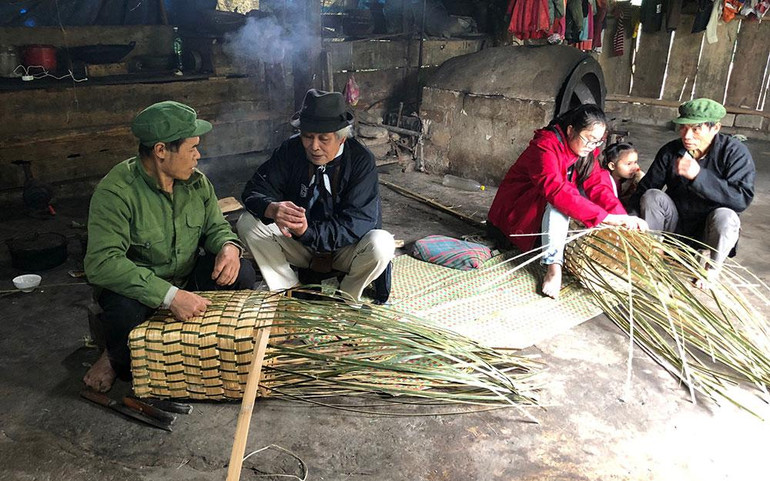 Người dân thôn Bản Chợ hy vọng, chiếc gùi sẽ trở thành một sản phẩm hữu ích cả trong đời sống sinh hoạt và khai thác du lịch. Người dân thôn Bản Chợ hy vọng, chiếc gùi sẽ trở thành một sản phẩm hữu ích cả trong đời sống sinh hoạt và khai thác du lịch.