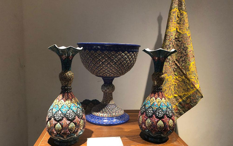 Bình đồng pháp lam Ba Tư tráng men thủy tinh. Bình đồng pháp lam Ba Tư tráng men thủy tinh.