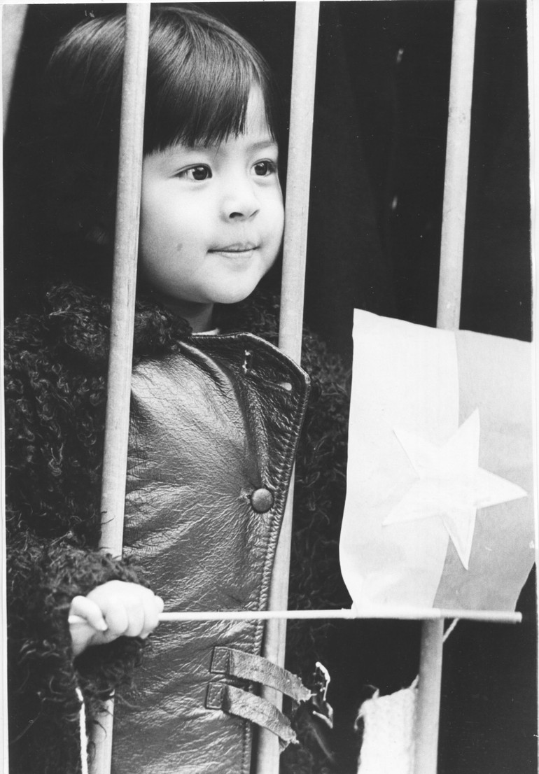 Chị Ani Hồng Ánh, theo bố mẹ đến sân bay Le Bourget đón hai đoàn đám phán ngày 26/1/1973. (Ảnh: Lê Xuân Tấn)