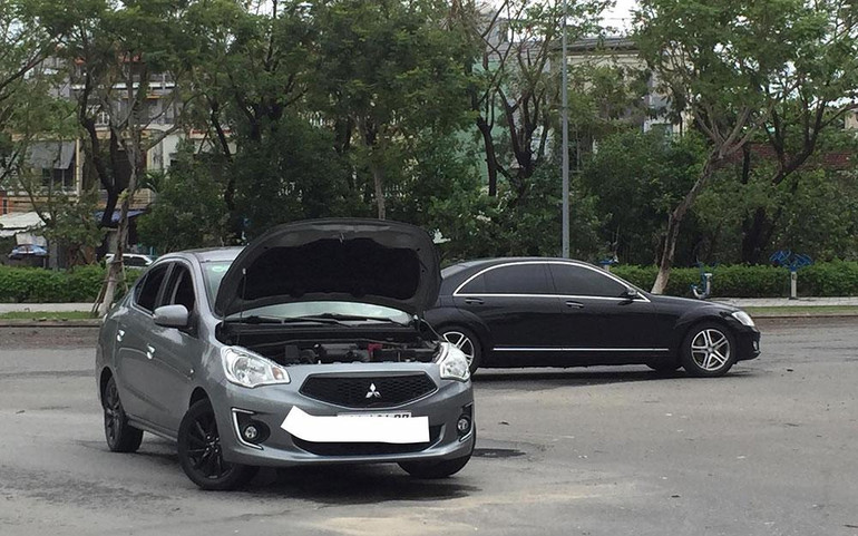 Ô-tô nằm la liệt trên đường phố sau trận mưa lịch sử đêm 14/10.