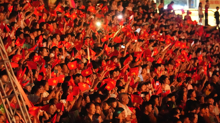 Đông đảo khán giả đã mang theo cờ Tổ quốc khi tham gia chương trình. Đông đảo khán giả đã mang theo cờ Tổ quốc khi tham gia chương trình.