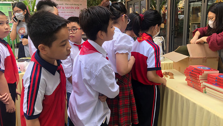 Bạn đọc nhỏ tuổi háo hức xếp hàng chờ nhận sách tặng tại Ngày Sách và Văn hóa đọc Việt Nam 2023.