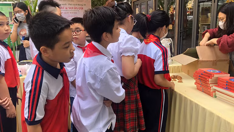 Bạn đọc nhỏ tuổi háo hức xếp hàng chờ nhận sách tặng tại Ngày Sách và Văn hóa đọc Việt Nam 2023.