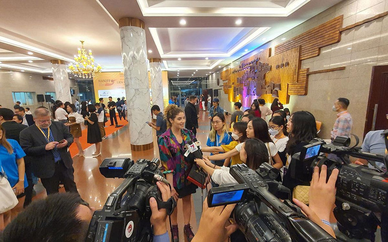 Đại diện đoàn làm phim "Paloma" trong vòng vây báo chí sau lễ trao giải. Đại diện đoàn làm phim "Paloma" trong vòng vây báo chí sau lễ trao giải.