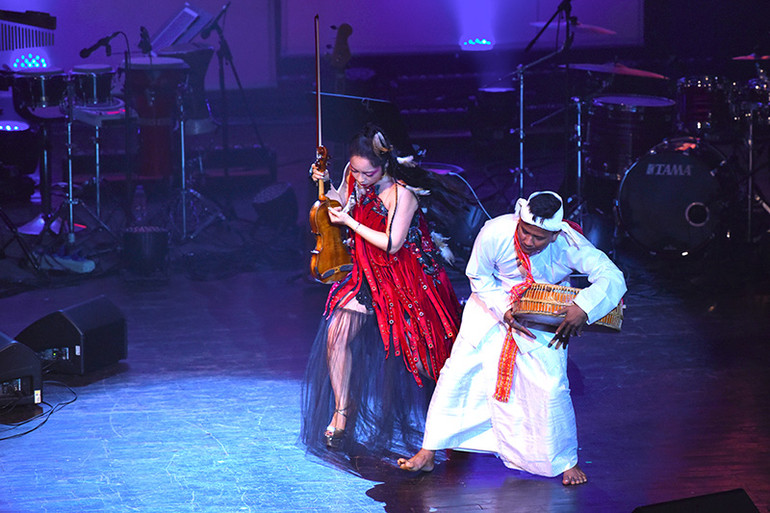 Nghệ nhân trống Thuận Ngọc Vũ Linh trình diễn cùng Trịnh Minh Hiền. Nghệ nhân trống Thuận Ngọc Vũ Linh trình diễn cùng Trịnh Minh Hiền.