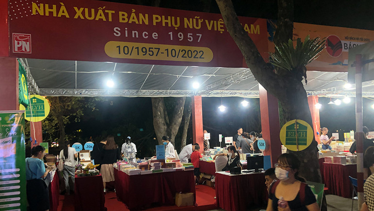 Gian hàng của Nhà xuất bản Phụ nữ Việt Nam tại Hội sách Hà Nội năm 2022.