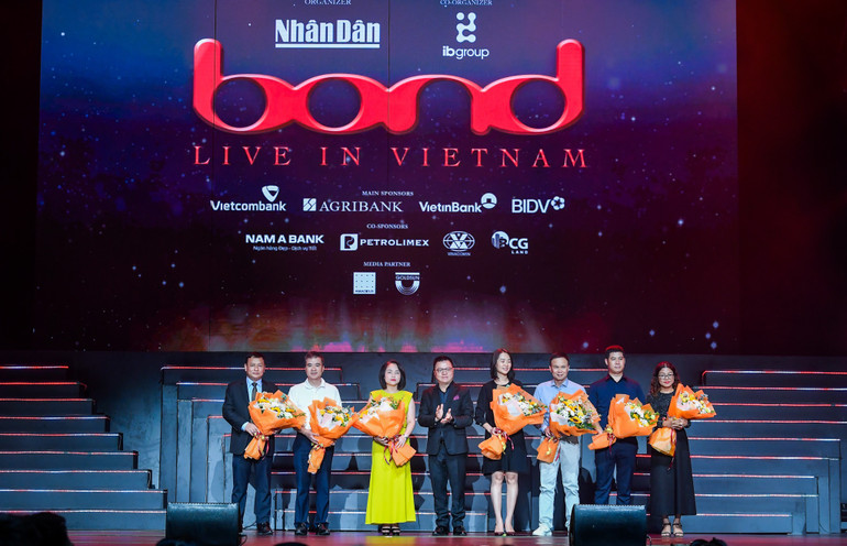 Ông Lê Quốc Minh trao hoa cho các nhà tài trợ.