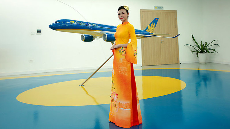 Bộ sưu tập còn được các cán bộ, nhân viên của Hãng Hàng không Vietnam AIrlines trình diễn. Bộ sưu tập còn được các cán bộ, nhân viên của Hãng Hàng không Vietnam AIrlines trình diễn.