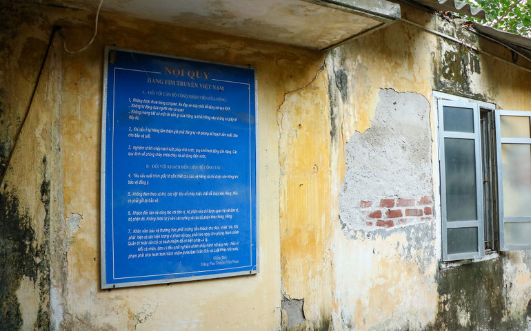 Những bức tường cũ kỹ, bong tróc, ẩm mốc.