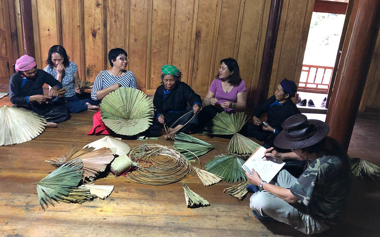 Chị Thái Huyền Nga tại một hộ làm nón truyền thống ở Bản Liền.