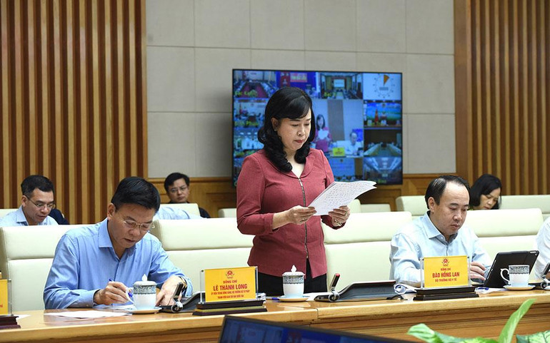 Bộ trưởng Y Tế trình bày báo cáo công tác về phòng chống dịch.