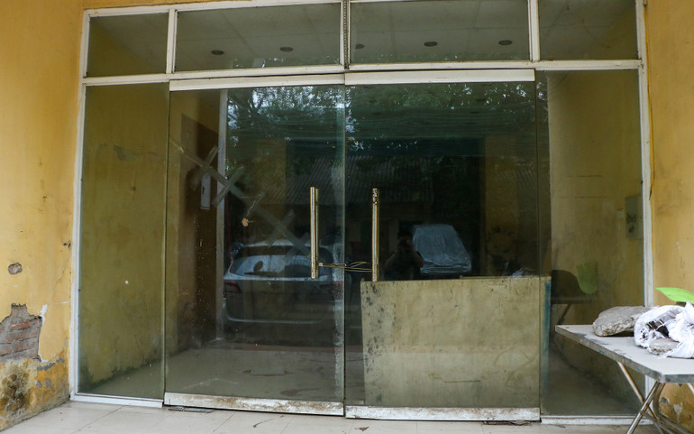 Cửa phòng trường quay luôn khóa, lâu ngày không sử dụng