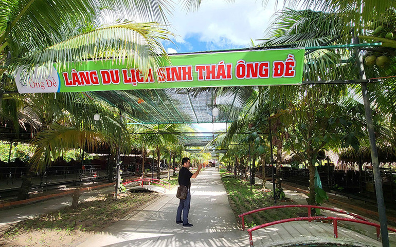 Mặc dù tất cả các công trình xây dựng trái phép nhưng Làng du lịch sinh thái Ông Đề được công nhận là Điểm du lịch tiêu biểu của TP Cần Thơ.
