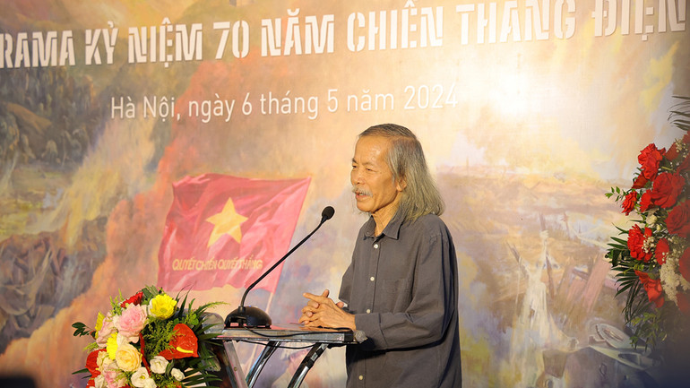 Họa sĩ Lương Xuân Đoàn chia sẻ cảm xúc tại triển lãm.