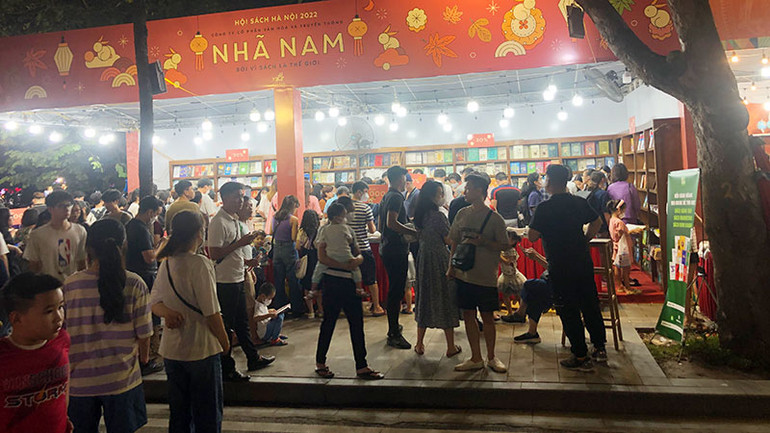 Bạn đọc xếp hàng chọn sách và chờ thanh toán ở gian hàng của Nhã Nam tại Hội sách Hà Nội 2022.