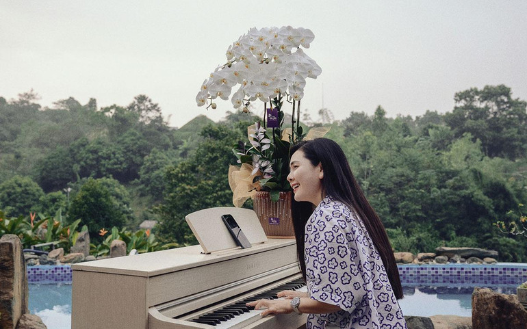 Ở không gian nào, Lương Nguyệt Anh cũng có thể hát say sưa.