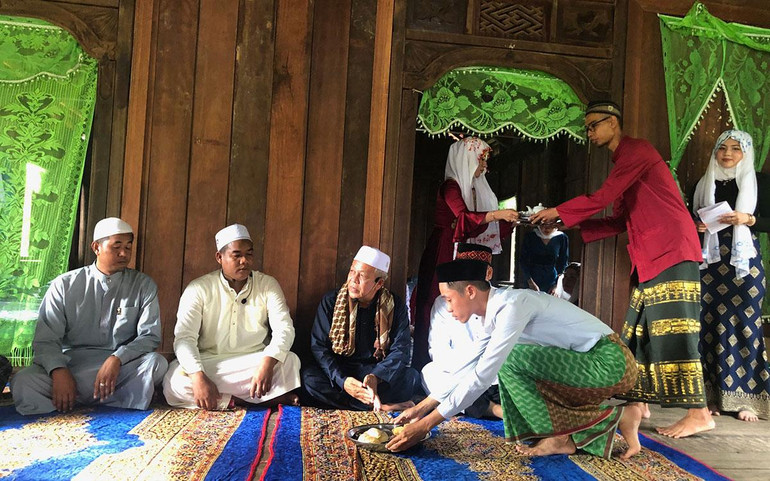 Buổi lễ kết thúc, gia chủ mời khách một số món ăn.