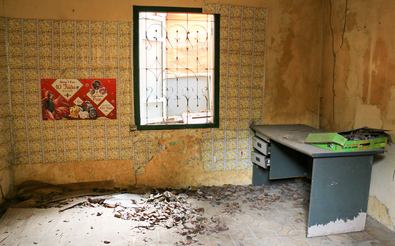 Hình ảnh hoang tàn bên trong một căn phòng tại Hãng phim truyện Việt Nam.