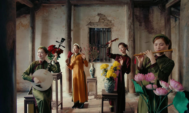 Hòa Minzy tái hiện bức tranh "Tố nữ".