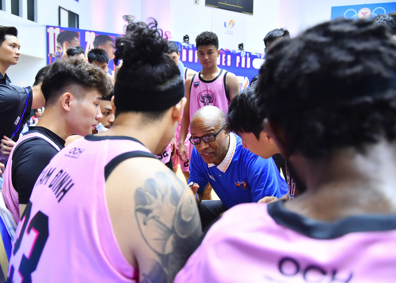 Chứng kiến thế trận bế tắc của đội chủ nhà, huấn luyện viên Eric Rashad liên tục có những tình huống gọi hội ý nhằm giúp các học trò thi đấu khởi sắc hơn.