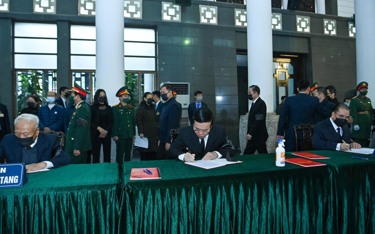 Thường trực Ban Bí thư Võ Văn Thưởng cùng các đồng chí nguyên lãnh đạo Đảng, Nhà nước ghi sổ tang tại lễ viếng. Thường trực Ban Bí thư Võ Văn Thưởng cùng các đồng chí nguyên lãnh đạo Đảng, Nhà nước ghi sổ tang tại lễ viếng.