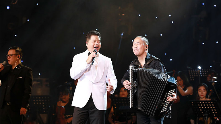 NSƯT Đăng Dương cùng tiếng đàn accordeon của nghệ sĩ Đào Kiên.