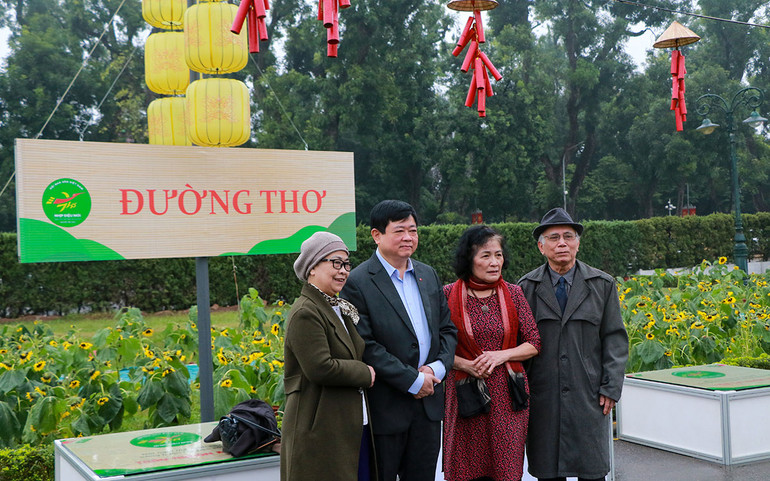 Nhà thơ Nguyễn Thế Kỷ, Chủ tịch Hội đồng Lý luận, phê bình văn học nghệ thuật Trung ương (đứng giữa) tại Ngày thơ.