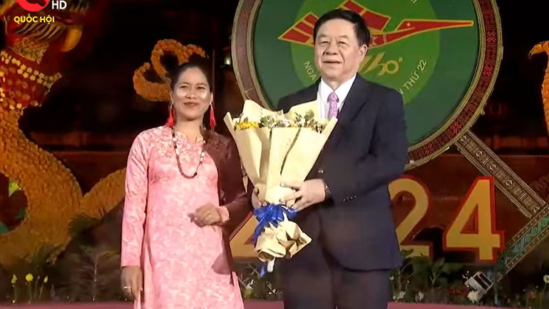 Đồng chí Nguyễn Trọng Nghĩa nhận bó hoa tươi thắm từ nhà thơ Kiều Maily người dân tộc Chăm.