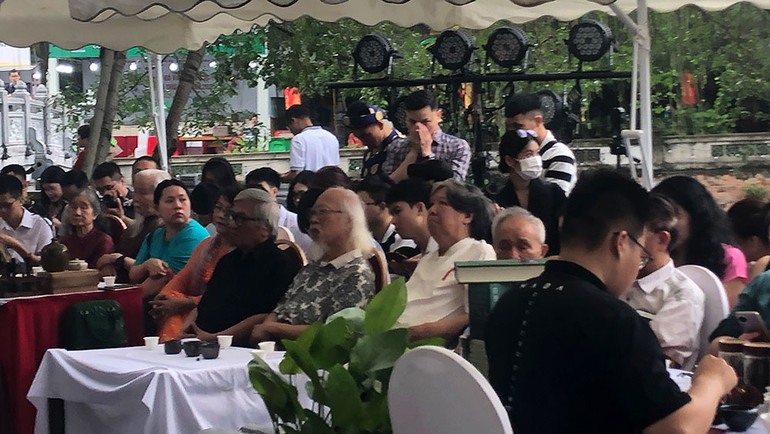 Đông đảo các nhà nghiên cứu, nghệ nhân trà, bạn đọc nhiều lứa tuổi đã đến dự giao lưu và trò chuyện về trà Việt. Đông đảo các nhà nghiên cứu, nghệ nhân trà, bạn đọc nhiều lứa tuổi đã đến dự giao lưu và trò chuyện về trà Việt.