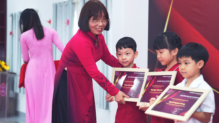 Hiệu trưởng Nguyễn Ngọc Trâm trao học bổng cho học sinh tiểu học. Hiệu trưởng Nguyễn Ngọc Trâm trao học bổng cho học sinh tiểu học.