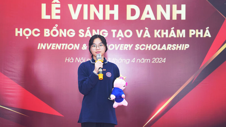 Nữ sinh Hàn Bảo Châu đại diện các học sinh đạt học bổng lên phát biểu. Nữ sinh Hàn Bảo Châu đại diện các học sinh đạt học bổng lên phát biểu.