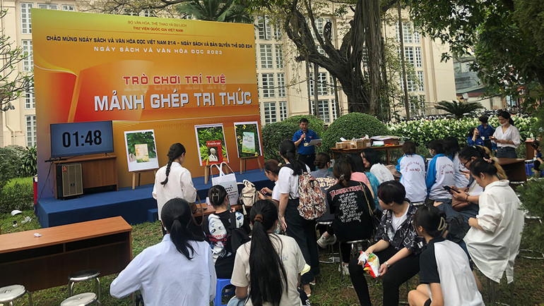Học sinh, sinh viên hào hứng tham gia các trò chơi với sách nhân Ngày Sách và Văn hóa đọc Việt Nam.