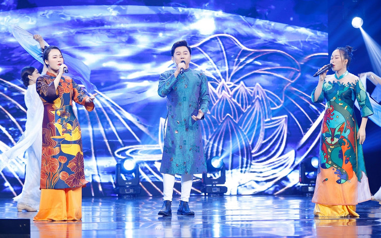 Phần trình diễn của Như Quỳnh và Phương Thủy với sự hỗ trợ của nghệ sĩ Quốc Đại. Phần trình diễn của Như Quỳnh và Phương Thủy với sự hỗ trợ của nghệ sĩ Quốc Đại.