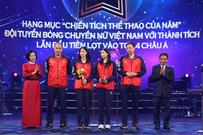 Đội tuyển bóng chuyền nữ Việt Nam nhận giải Chiến tích thể thao của năm.