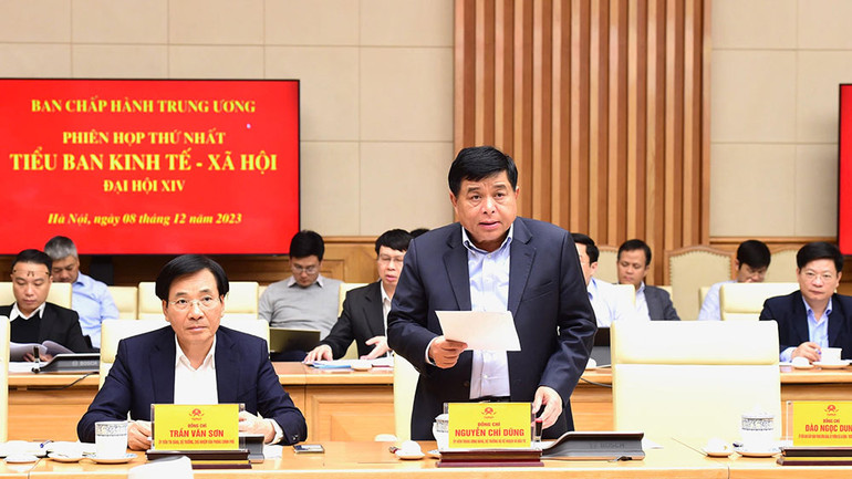 Bộ trưởng Kế hoạch và Đầu tư Nguyễn Chí Dũng báo cáo tại Phiên họp.