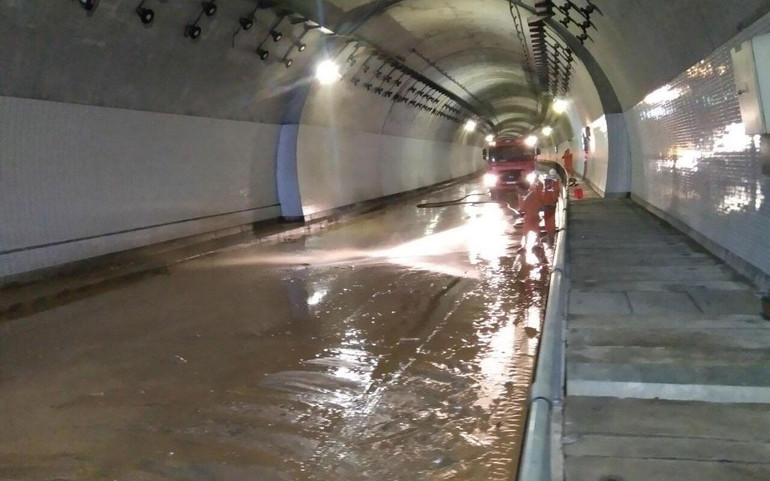 Lực lượng chức năng đang nỗ lực khắc phục hậu quả mưa lũ tràn qua hầm Hải Vân. Lực lượng chức năng đang nỗ lực khắc phục hậu quả mưa lũ tràn qua hầm Hải Vân.