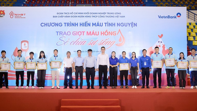 Ban Thường vụ Đoàn VietinBank trao Bằng khen cho các tập thể và cá nhân có thành tích xuất sắc trong phong trào hiến máu.