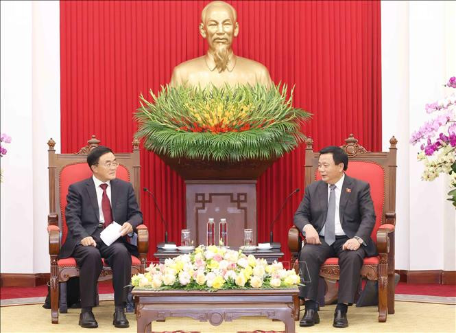 Đồng chí Nguyễn Xuân Thắng (bên phải) và đồng chí Khúc Thanh Sơn tại buổi làm việc. (Ảnh: TTXVN)