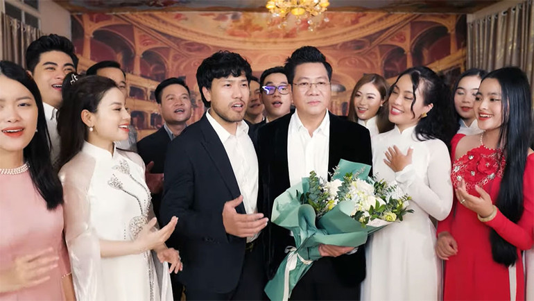 Đến cuối MV, NSND Quốc Hưng mới nhận ra đây là món quà mà học trò dành tặng mình.