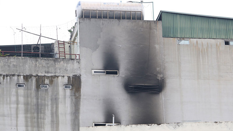 Tòa chung cư mini bị cháy nhìn từ phía sau.