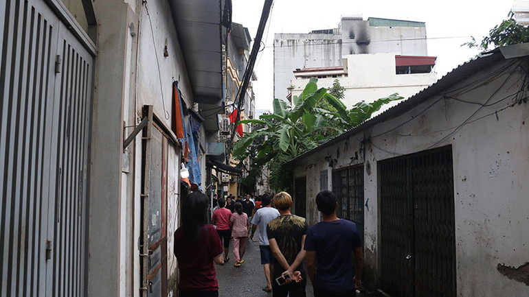 Vụ cháy khiến những người ở khu vực chung quanh bàng hoàng.