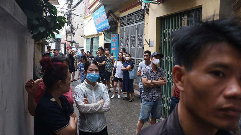 Vẻ lo lắng hiện rõ trên khuôn mặt người nhà nạn nhân vụ cháy.