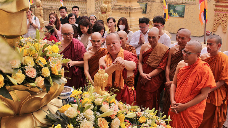 Lễ tắm Phật tại chùa. Lễ tắm Phật tại chùa.