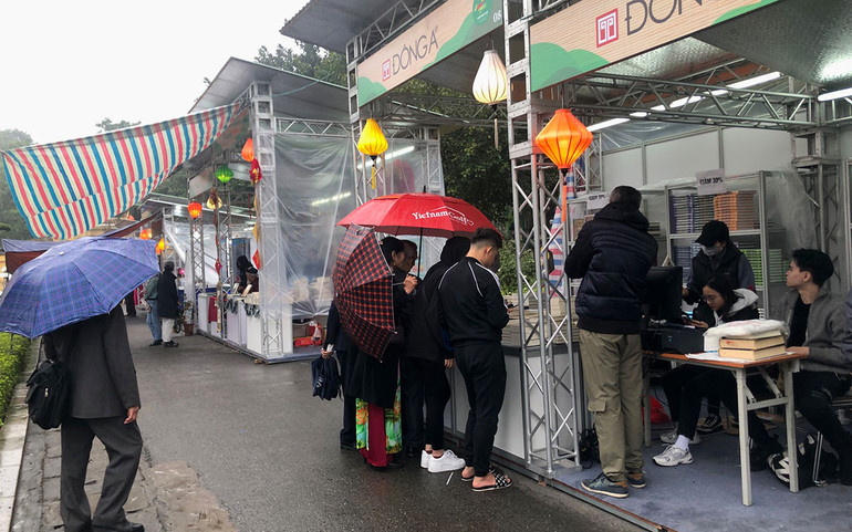 Đường Sách, nơi giới thiệu và bán các ấn phẩm thơ cho độc giả.