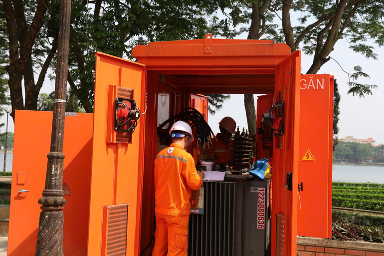 Trạm biến áp lưu động của Công ty điện lực Hưng Yên.