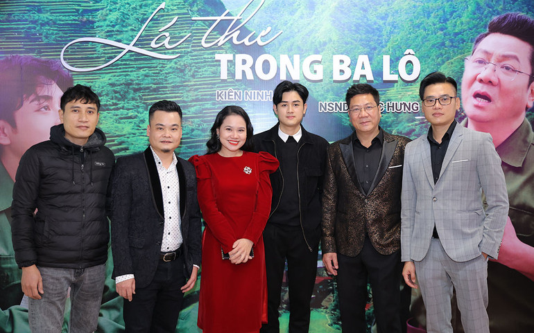 NSND Quốc Hưng (thứ 2 từ phải sang) và các nghệ sĩ trẻ tham gia MV. Nhạc sĩ Kiên Ninh đứng thứ 2 từ trái sang.